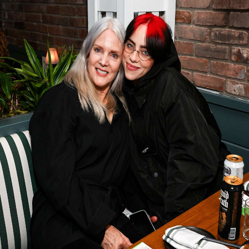 billie eilish mom